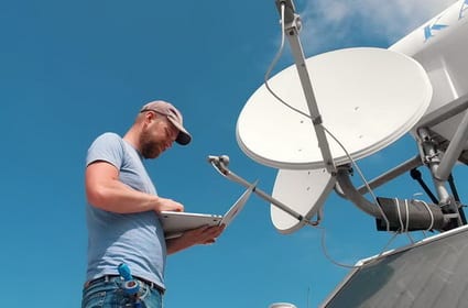 instalacja anten satelitarnych dach